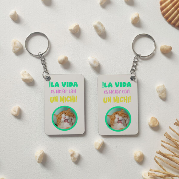 Llavero rectangular "La vida es mejor con un michi" personalizado