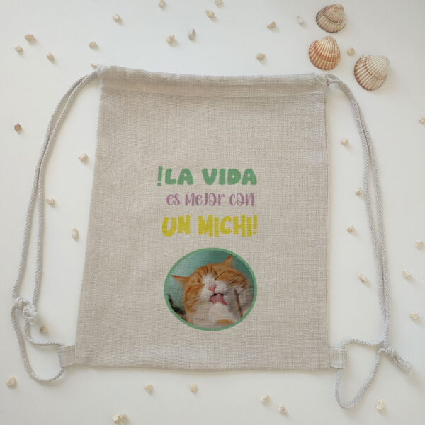 Mochila tipo lino "La vida es mejor con un michi  personalizada"