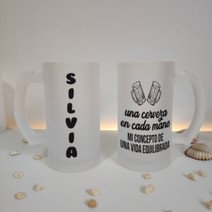 Jarra "Una cerveza en cada mano. Mi concepto de vida equilibrada" personalizada