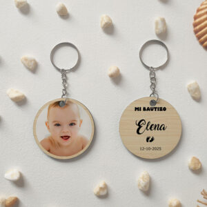 Llavero para bautizos con fondo de madera