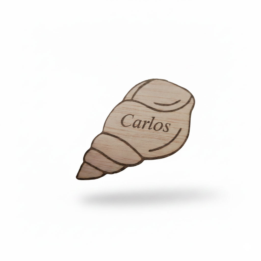 Marcasitios personalizado con forma de caracola grabado con el nombre del invitado.