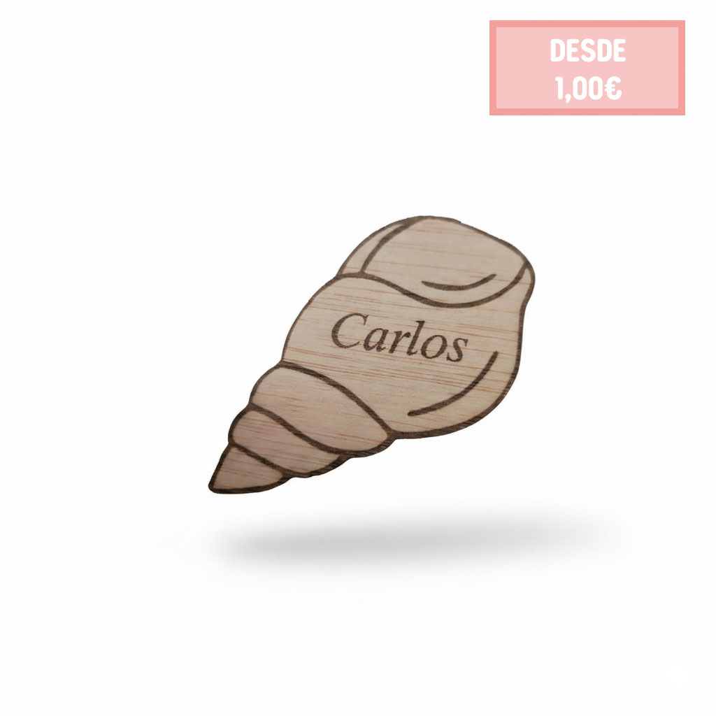 Marcasitios de madera con forma de caracola personalizado con el nombre del invitado mediante grabado láser.
