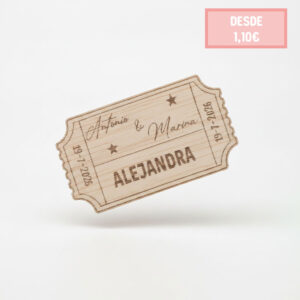 Marcasitios personalizado con forma de entrada de cine para bodas, grabado con el nombre del invitado, los nombres de los novios y la fecha del enlace.