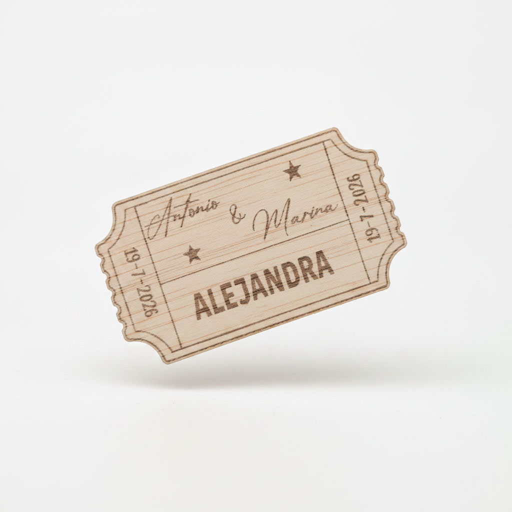 Marcasitios personalizado con forma de entrada de cine grabado con el nombre del invitado, los nombres de los novios y la fecha de la boda.