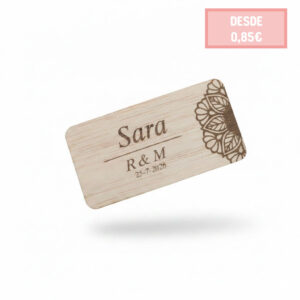 Marcasitios rectangular de madera personalizado con mandala grabado, nombre del invitado, nombres de los novios y fecha de la boda.