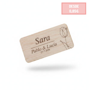 Marcasitios rectangular de madera personalizado con tulipán grabado, nombre del invitado, nombres de los novios y fecha de la boda.