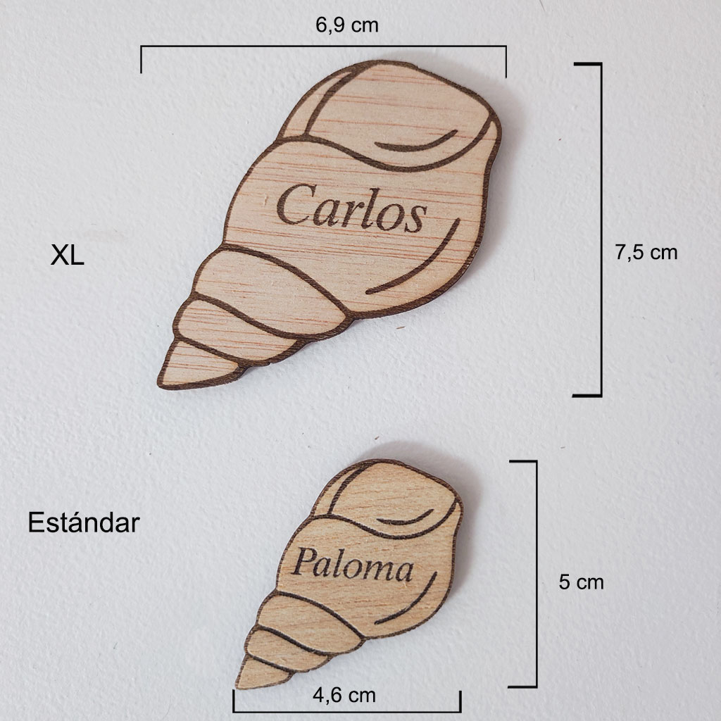 Medidas del marcasitios con forma de caracola personalizado disponible en 4,6 × 5 cm y 6,9 × 7,5 cm.