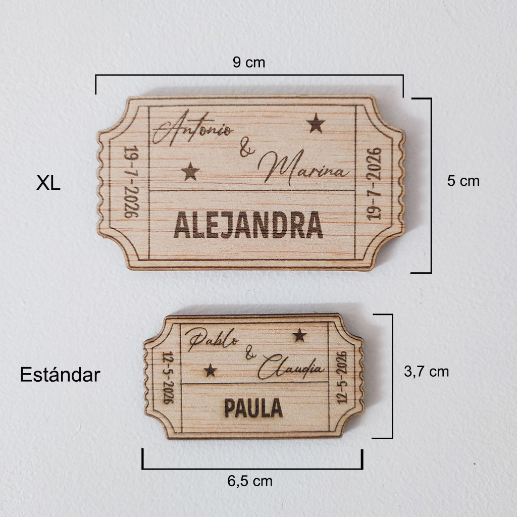 Medidas disponibles del marcasitios con forma de entrada de cine personalizado para bodas: 6,5 x 3,7 cm y 9 x 5 cm.